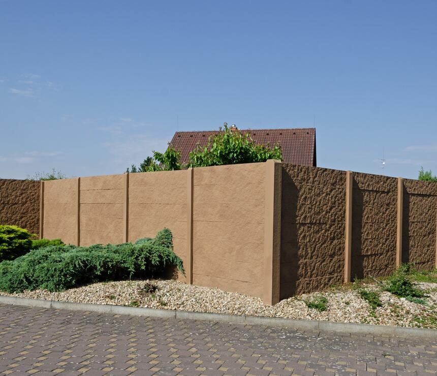 Betonový plot DEKOR oboustranný reliéf KÁMEN, sloupky HLADKÉ barva karamelová