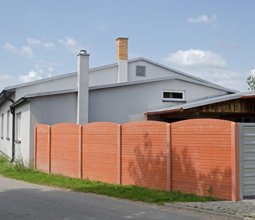 Betonový plot DEKOR jednostranný reliéf LÍCOVKA barva červená
