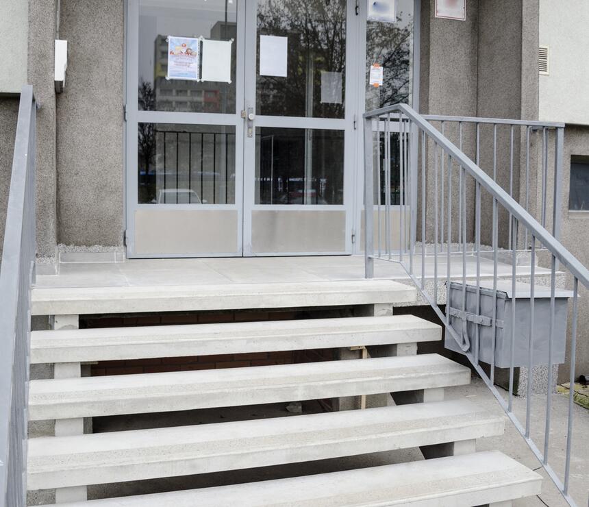 Betonová schodišťová deska barva natural povrch tryskaný pásek