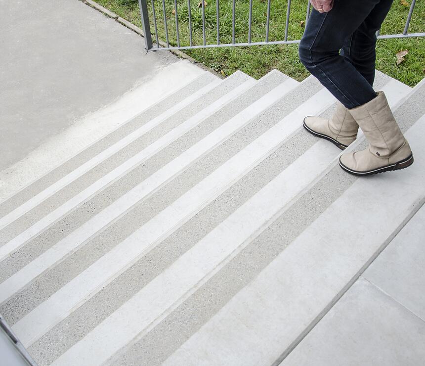 Betonová schodišťová deska barva natural povrch tryskaný pásek