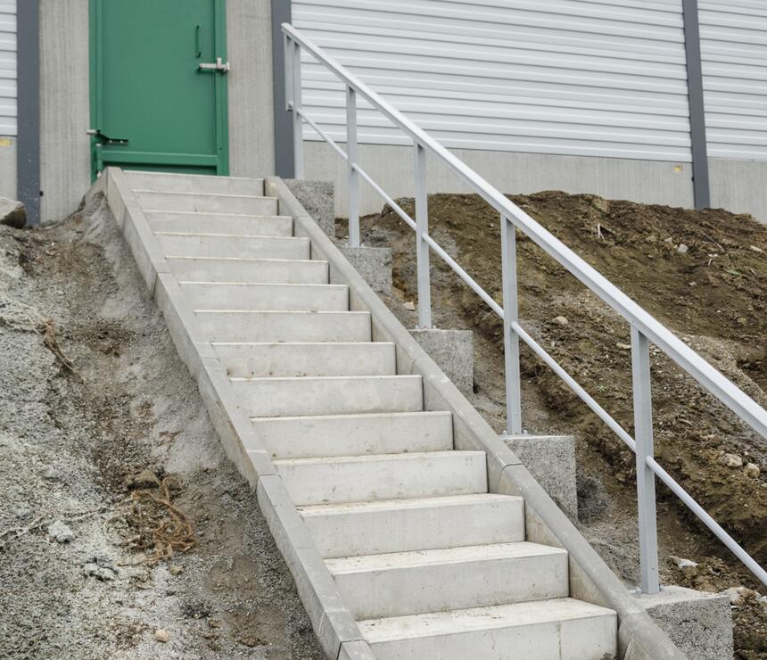Betonový schodišťový blok barva natural povrch hladký
