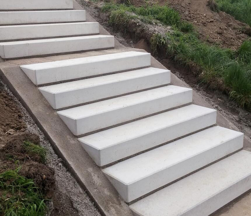 Betonový schodišťový blok barva natural povrch hladký