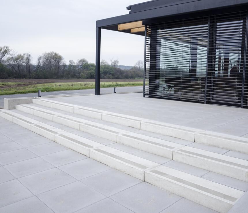 Betonový schodišťový blok barva natural povrch protiskluzový pásek