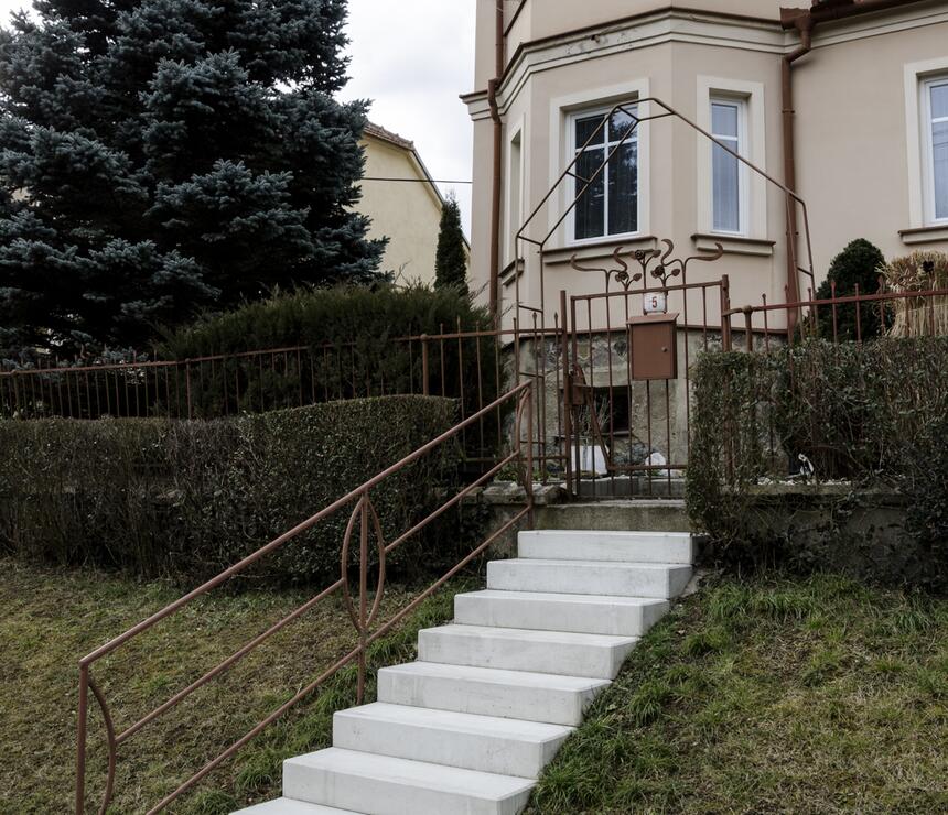 Betonový schodišťový blok barva natural povrch hladký