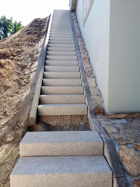 Betonový schodišťový blok barva natural povrch tryskaný
