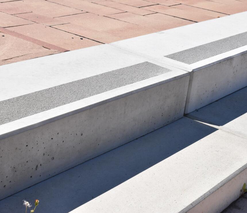 Betonový schodišťový blok barva natural povrch protiskluzový pásek