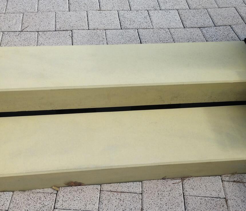 Betonový schodišťový blok barva písková povrch hladký