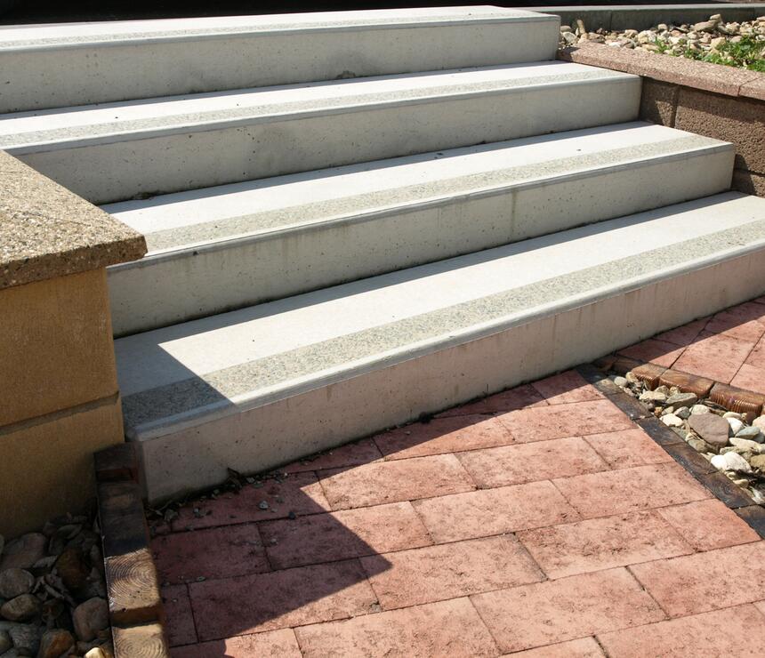 Betonový schodišťový blok barva natural povrch tryskaný pásek