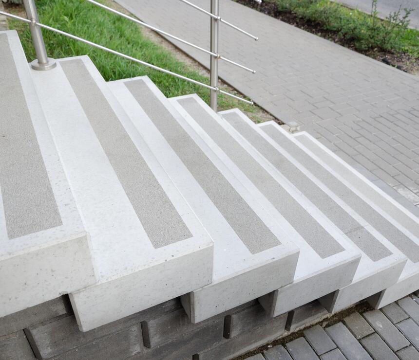 Betonový schodišťový blok barva natural povrch protiskluzový pásek - foto č.10