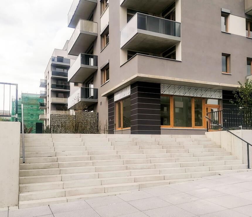 Betonový schodišťový blok barva natural povrch hladký