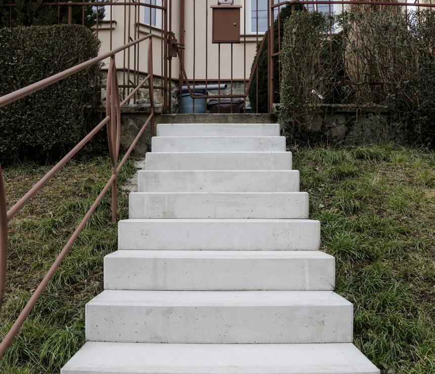 Betonový schodišťový blok barva natural povrch hladký