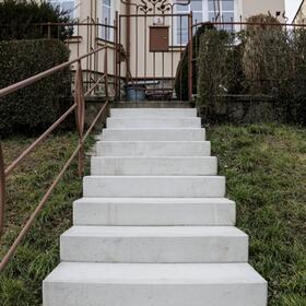 Betonový schodišťový blok / schod 165x35x15