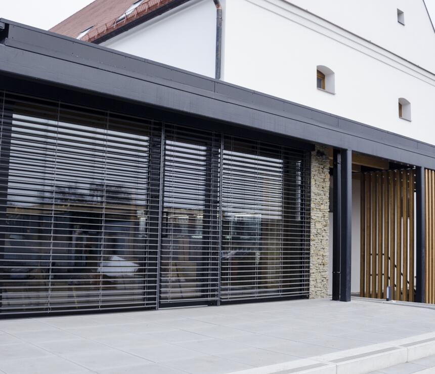 Betonový schodišťový blok barva natural povrch protiskluzový pásek