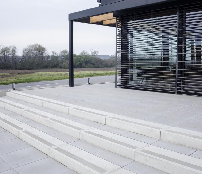 Betonový schodišťový blok barva natural povrch protiskluzový pásek