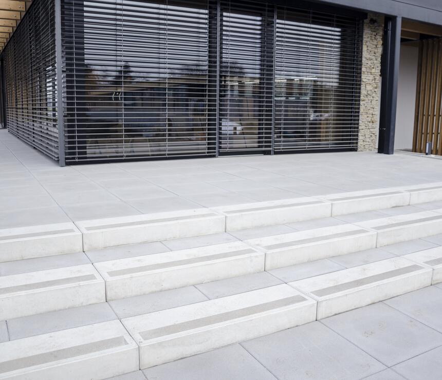 Betonový schodišťový blok barva natural povrch protiskluzový pásek