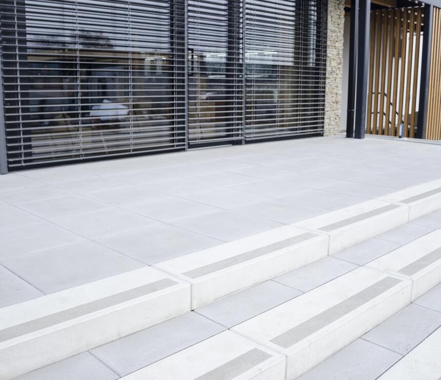 Betonový schodišťový blok barva natural povrch protiskluzový pásek