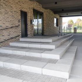 Betonový schodišťový blok 75x50x18 barva natural, protiskluzový nášlap