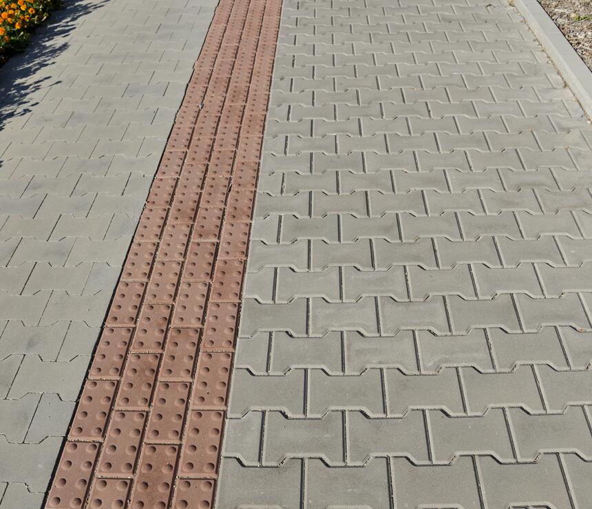 Betonová dlažba GRANIT® reliéfní barva červená - foto č.3