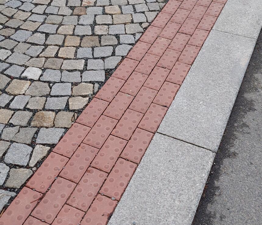Betonová dlažba GRANIT® reliéfní barva červená - foto č.7