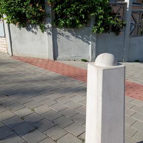Mobiliář: Betonový patník JEHLAN vysoký