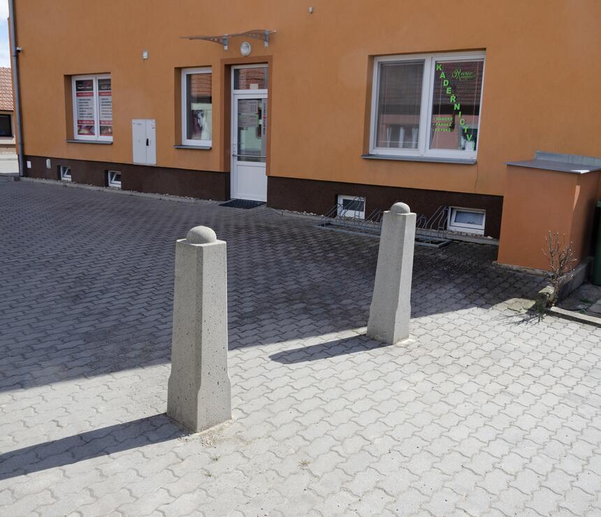 Betonový patník JEHLAN vysoký barva natural povrch tryskaný