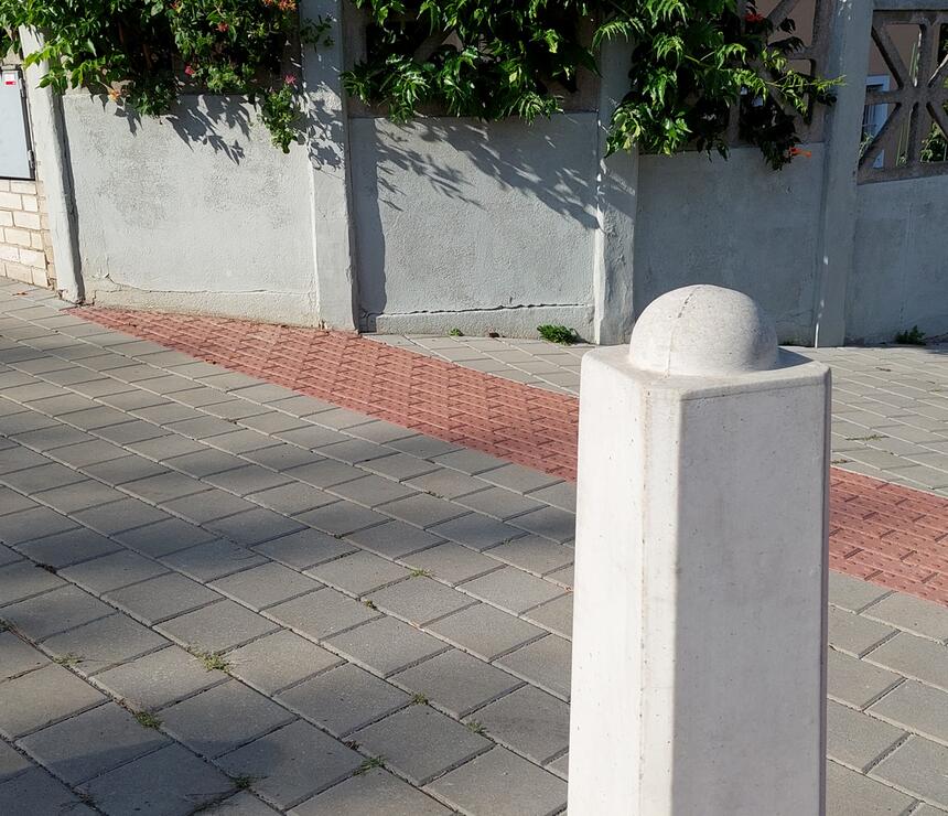Betonový patník JEHLAN vysoký barva natural povrch hladký