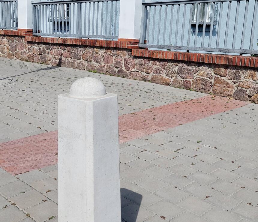 Betonový patník JEHLAN vysoký barva natural povrch hladký