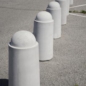 Městský mobiliář: Betonový patník VÁLEC