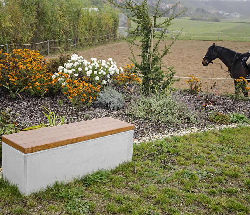Lavička Sandra barva natural povrch hladký sedák beton coffee