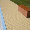 Lavička Sandra barva červené povrch tryskané logo, sedák beton coffee