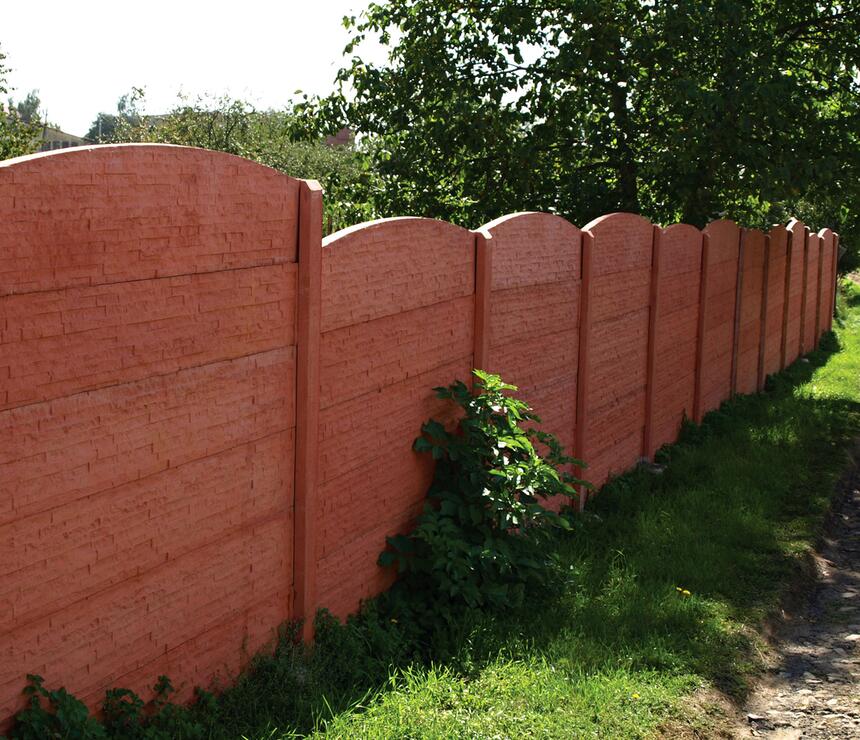 Betonový plot DEKOR jednostranný reliéf CIHLA barva červená