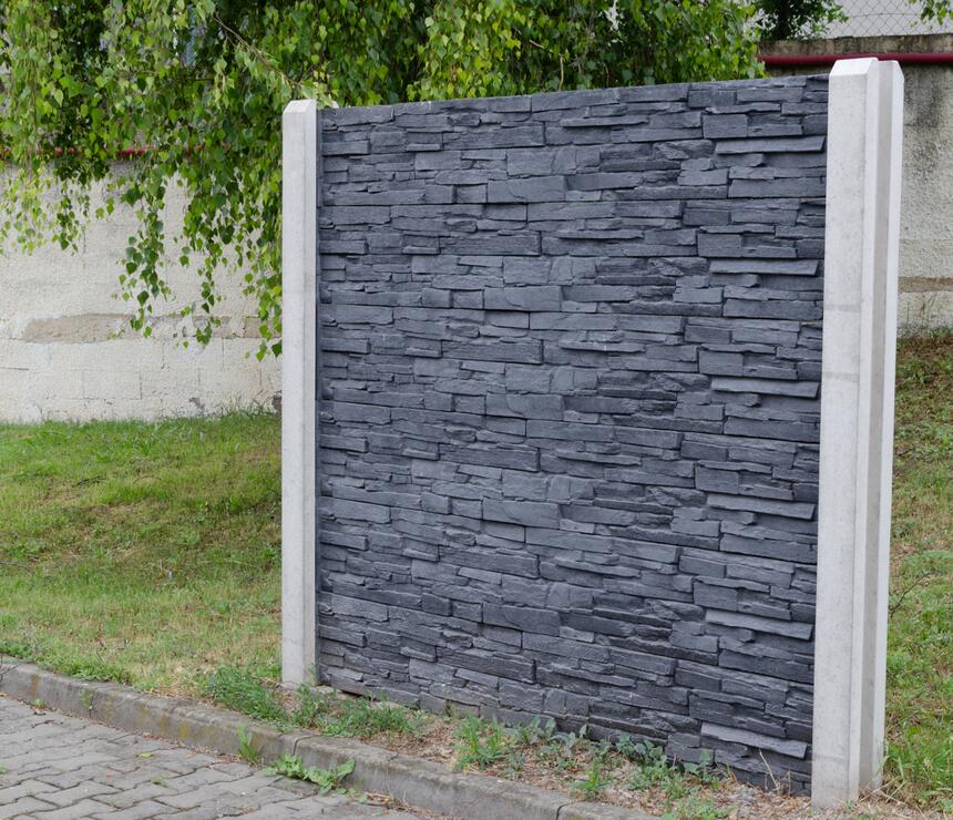 Betonový plot, reliéf štípaný kámen, barva natural - foto č.3