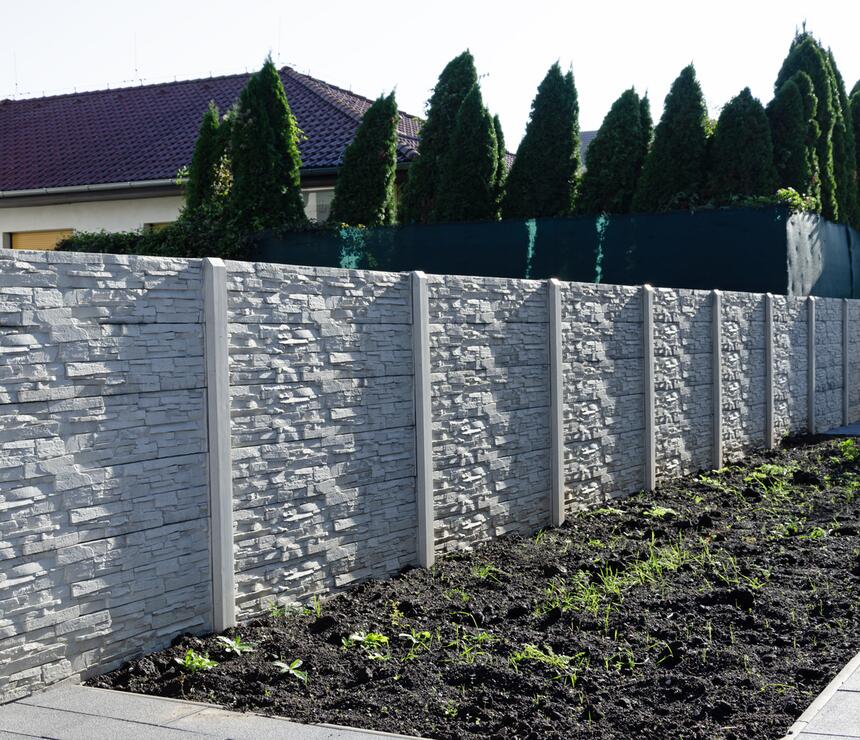 Betonový plot, reliéf štípaný kámen, barva natural - foto č.4