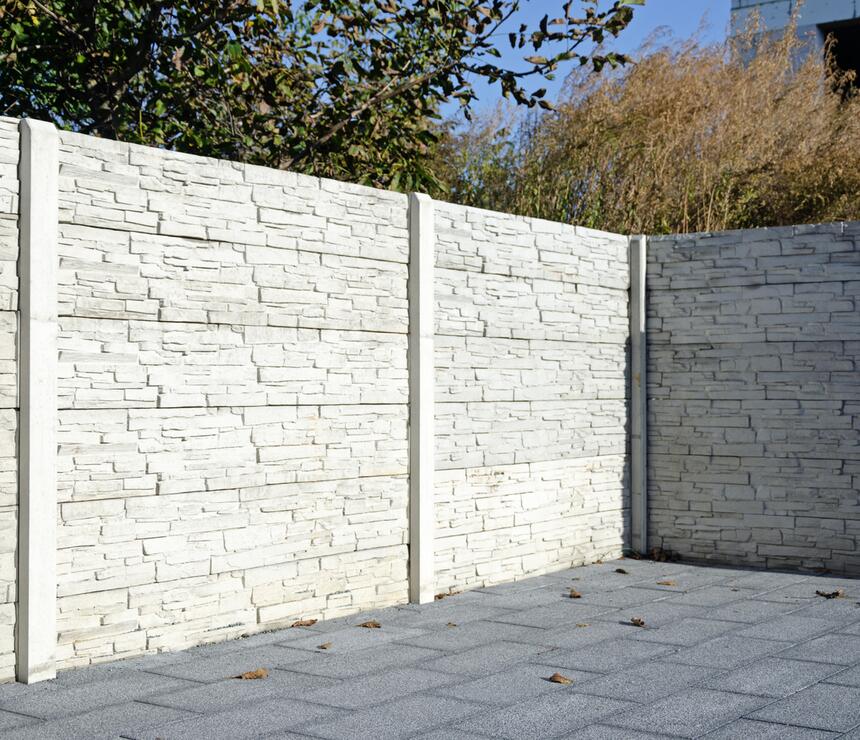 Betonový plot, reliéf štípaný kámen, barva natural - foto č.5