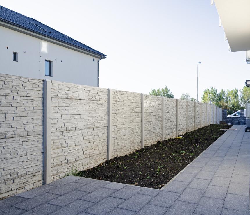 Betonový plot, reliéf štípaný kámen, barva natural - foto č.6