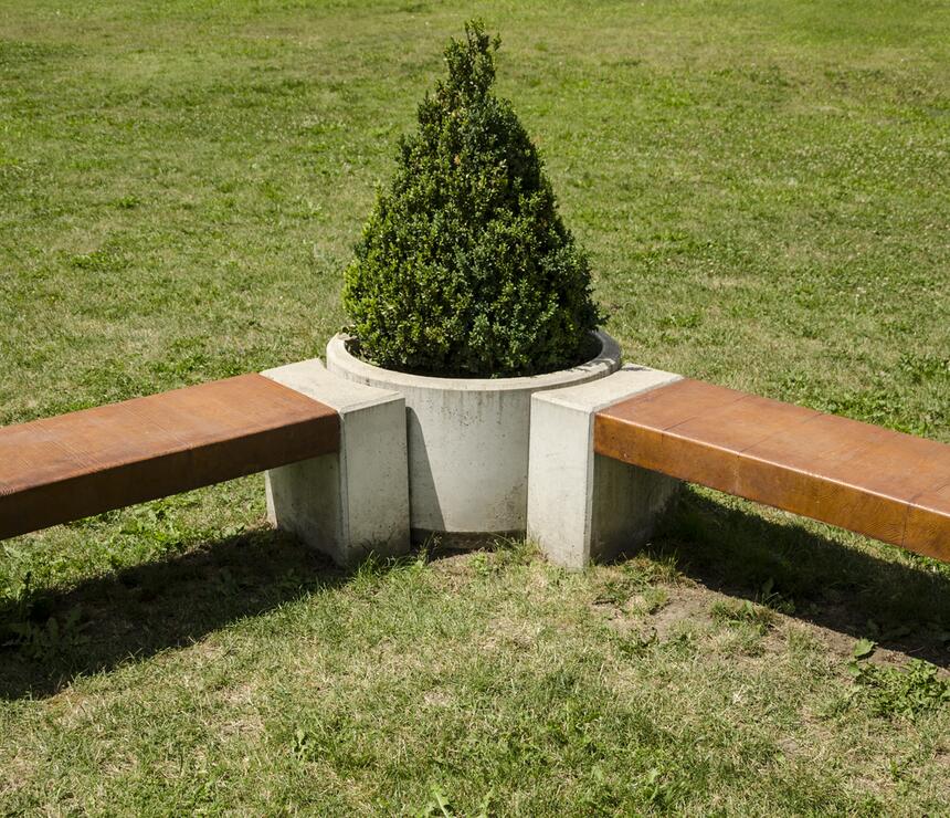 Betonový městský mobiliář MIAKI: květináč Mia natural hladký, lavička MIAKI sedák barva coffee - foto č.2