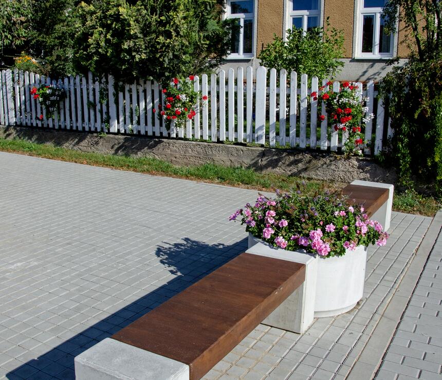 Betonový městský mobiliář MIAKI: květináč Mia natural hladký, lavička MIAKI sedák barva ebony - foto č.4