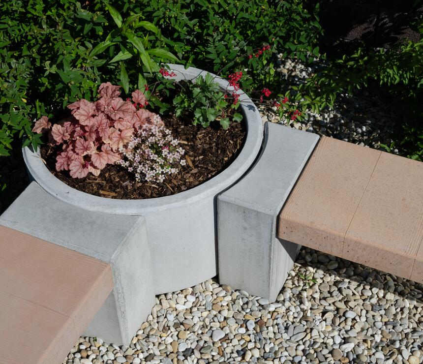 Betonový městský mobiliář MIAKI: květináč Mia natural hladký, lavička MIAKI sedák barva béžová - foto č.6