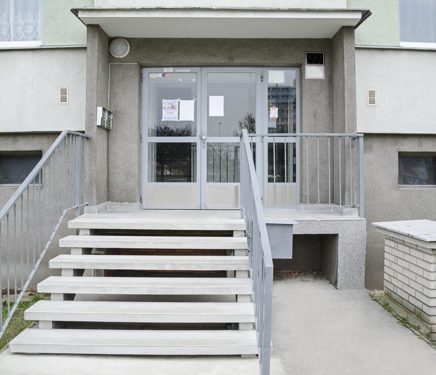 Betonové montované schodiště, barva natural, schodišťové desky s tryskaným páskem
