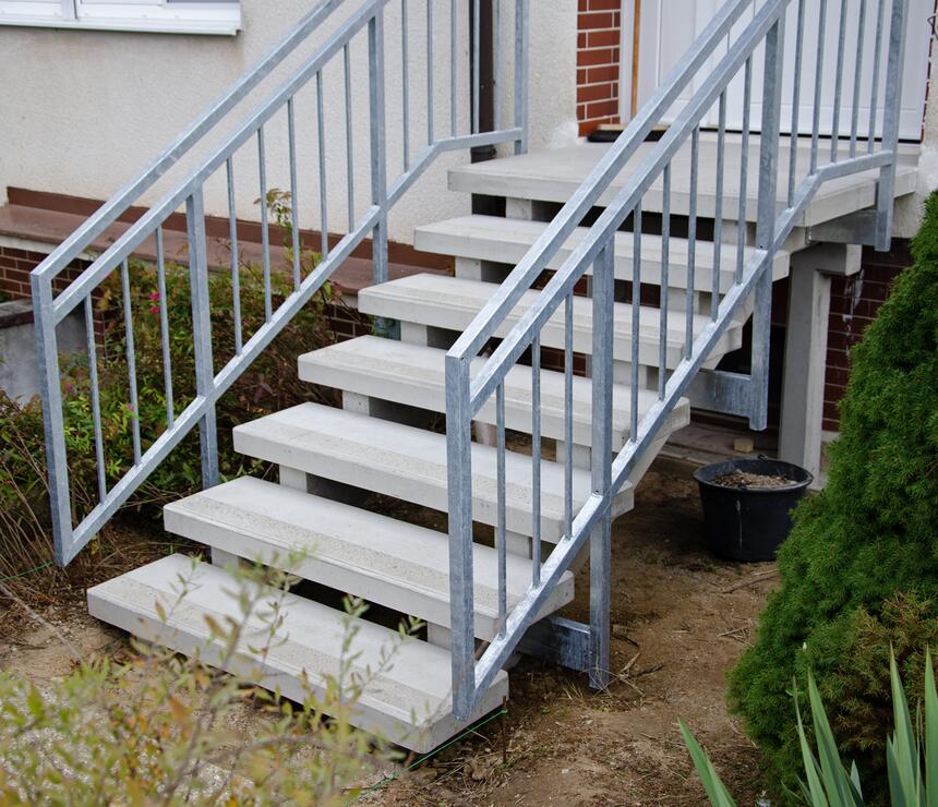 Betonové montované schodiště, barva natural, schodišťové desky a podesta s tryskaným páskem - foto č.7