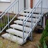 Betonové montované schodiště, barva natural, schodišťové desky a podesta s tryskaným páskem