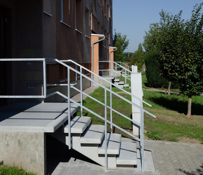 Betonové montované schodiště, barva natural, podesty a schodišťové desky s tryskaným páskem - foto č.10