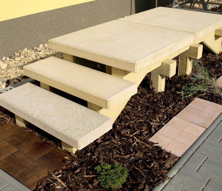 Betonové schodiště barva písková: spodní schod povrch tryskaný, horní schod a podesta povrch hladký - foto č.5