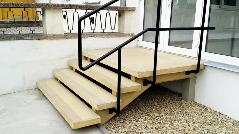 Betonové schodiště barva písková: schody povrch tryskaný pásek, podesta povrch hladký - foto č.6