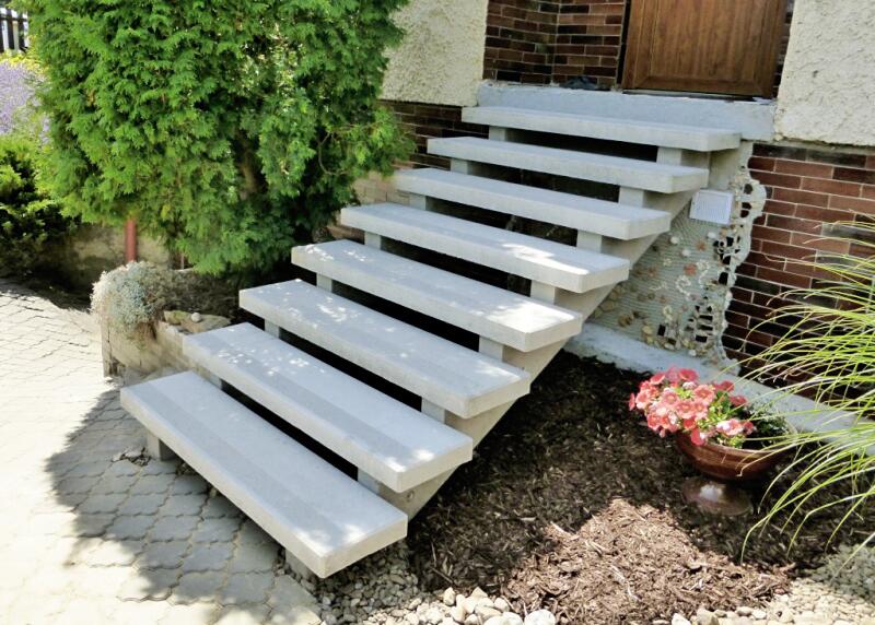 Betonové schodiště barva natural: schody povrch tryskaný pásek - foto č.8