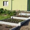 Vyvýšený záhon z betonových sloupků a desek - barva natural, dekor haklík, sloupky hladké - náhled č.3