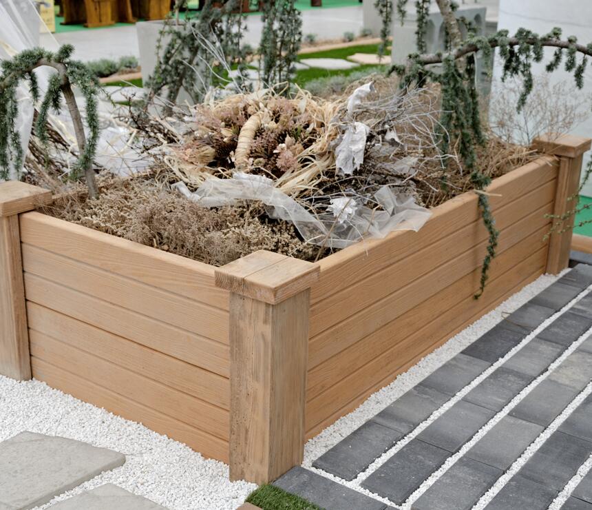 Vyvýšený záhon z betonových sloupků a desek - barva béžová, dekor prkno jednostranné, sloupky a hlavice dekor dřevo - foto č.9
