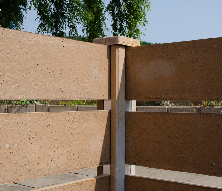 Kompostér: Detail vnitřní strany - barva béžová, dekor prkno jednostranné, sloupky hladké, hlavice dekor dřevo - foto č.8