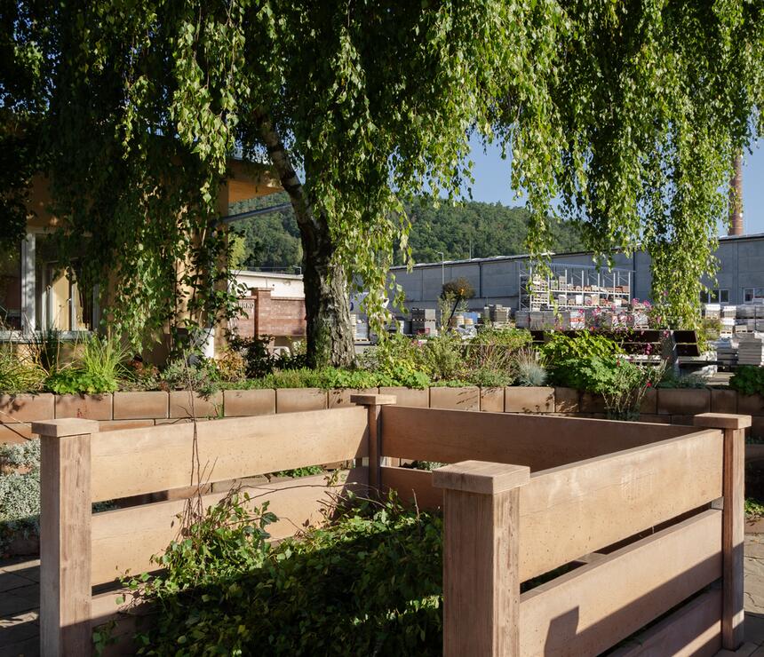 Kompostér z betonových sloupků a desek - barva karamelová, desky, sloupky i hlavice dekor dřevo - foto č.6