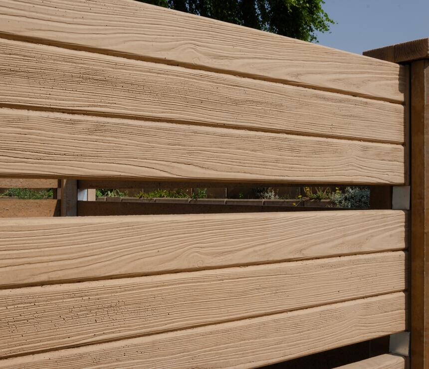 Kompostér: Detail vnější strany - barva béžová, dekor prkno jednostranné, sloupky hladké, hlavice dekor dřevo - foto č.7